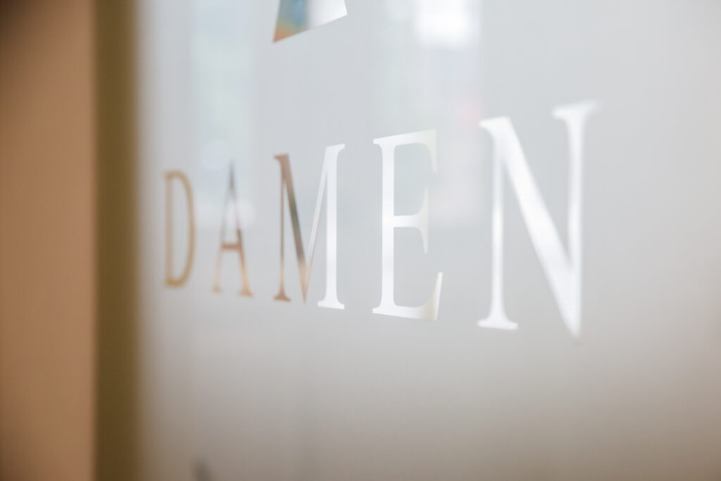 Damen: Onze makelaars staan voor u klaar. Kopen, Verkopen, Hypotheken, Taxaties, Nieuwbouw, Verhuur, Uitponden, Waardebepaling, Projectontwikkeling | Neem contact met ons op